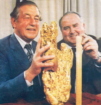 Hand of Faith Gold Nugget  image 3